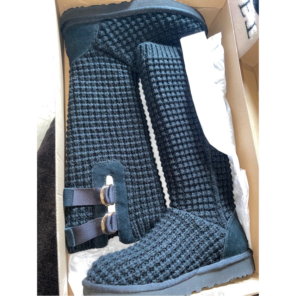 UGGS - Picture 3 of 6